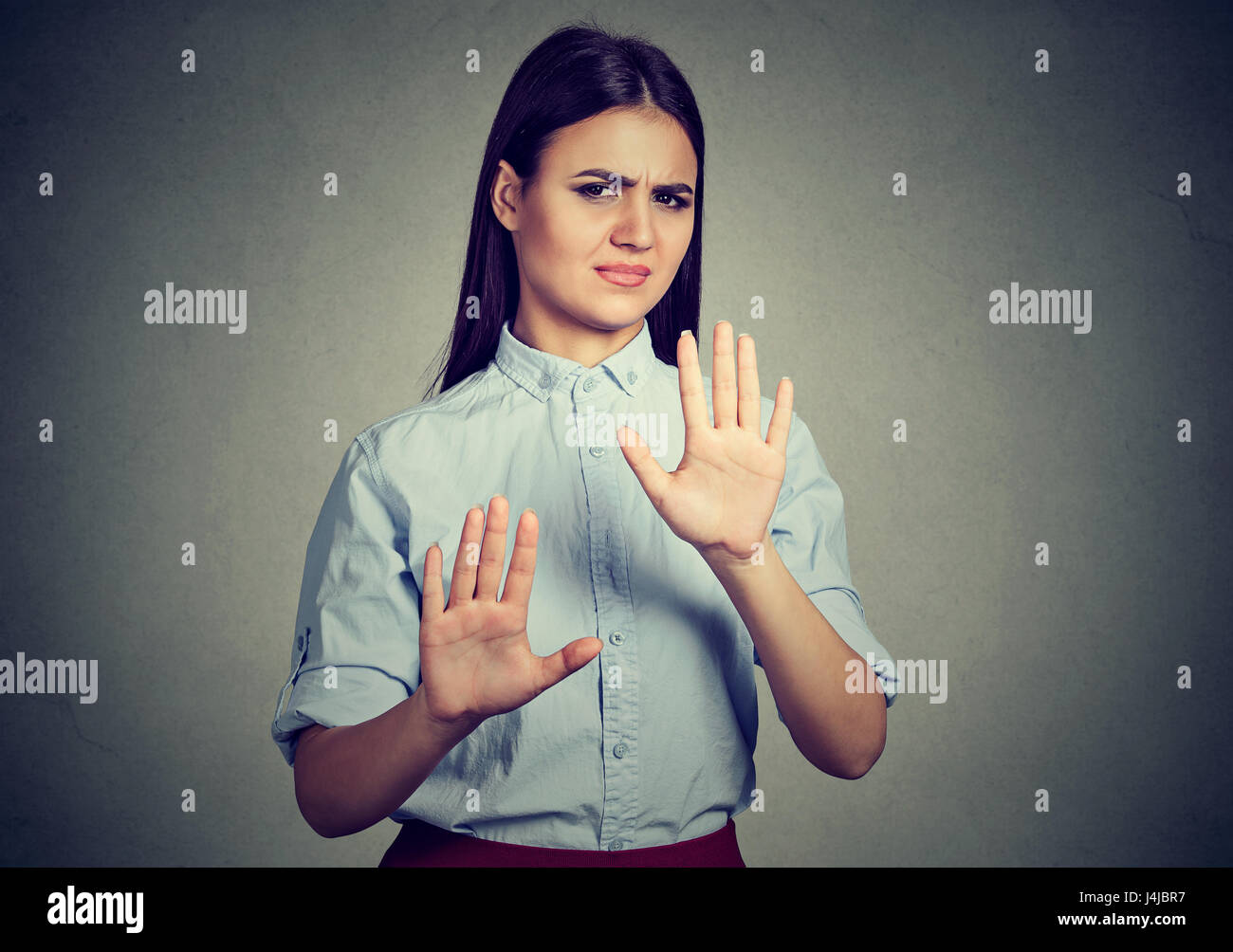 Malestar disgustado mujer rechazar algo con manos gesto parada Foto de stock
