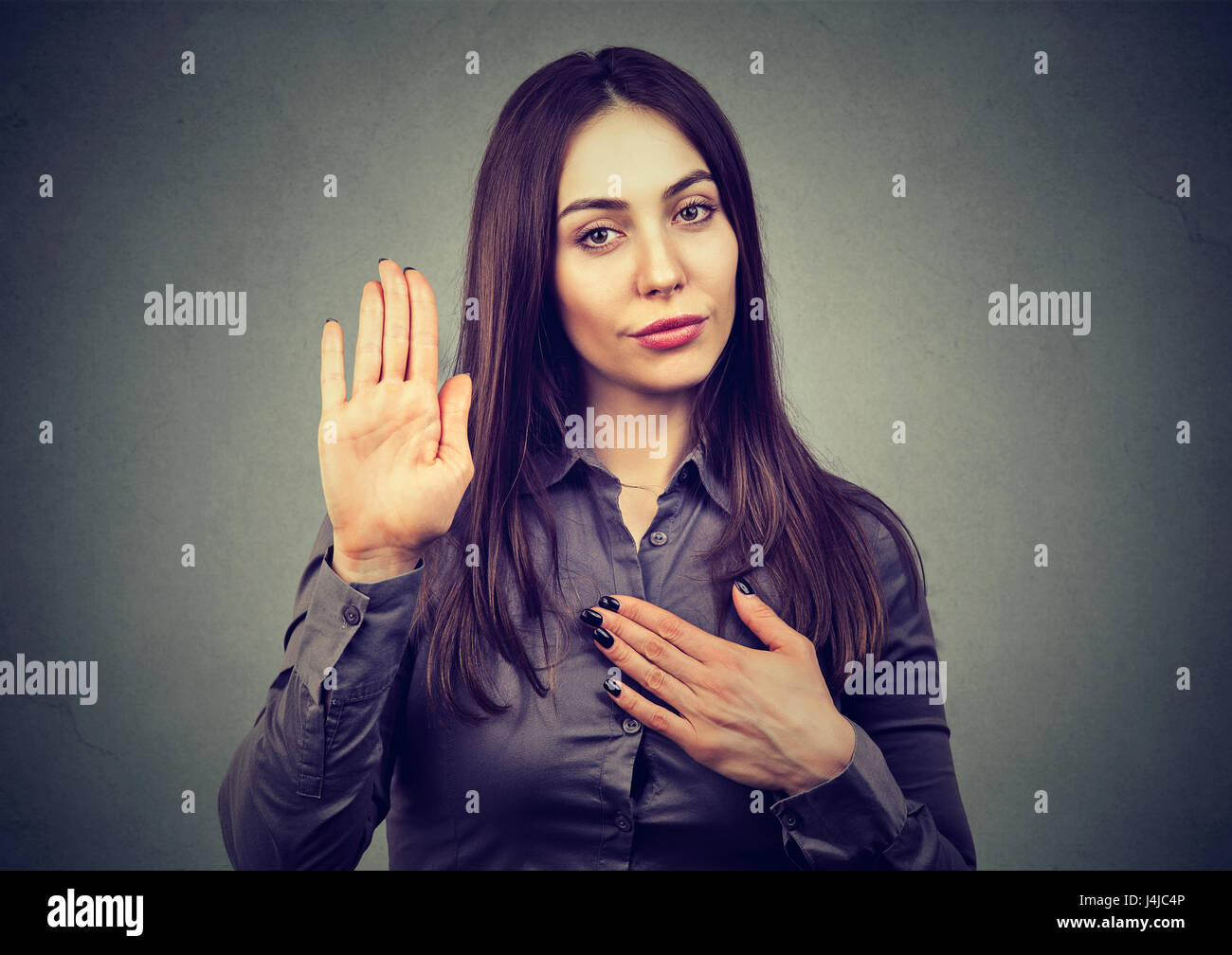 Mujer haciendo una promesa o testifica Foto de stock