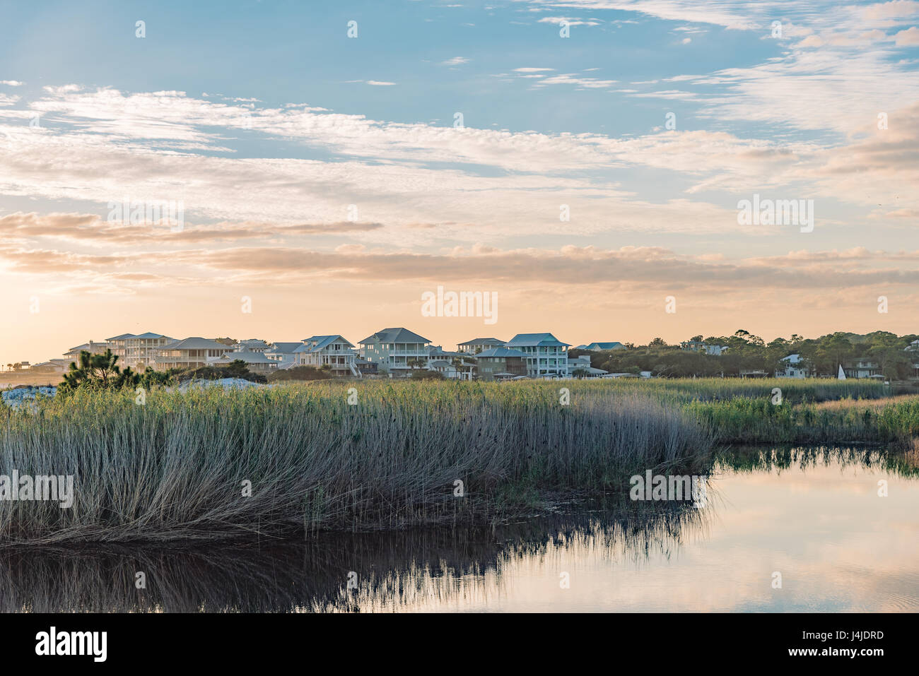 Filas de casas caras a lo largo de la orilla de un lago cerca de dunas costeras Destin, Florida, EE.UU., ofrece un tranquilo vida costera. Foto de stock