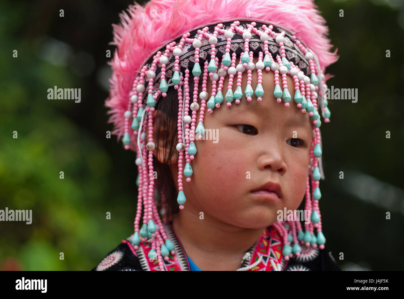 CHIANG MAI, Tailandia - 25 de octubre : Retrato de los niños de las tribus montañesas Akha no identificados con el tradicional en Wat Phratat Doi Suthep el 25 de octubre de 2009 i Foto de stock