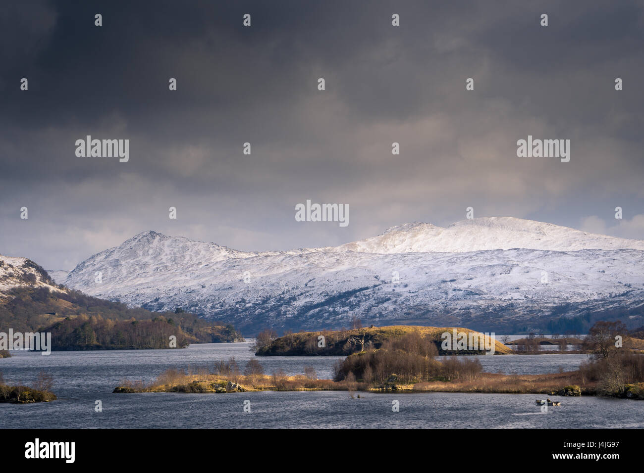 Loch Katrine y Ben Venue en invierno Foto de stock