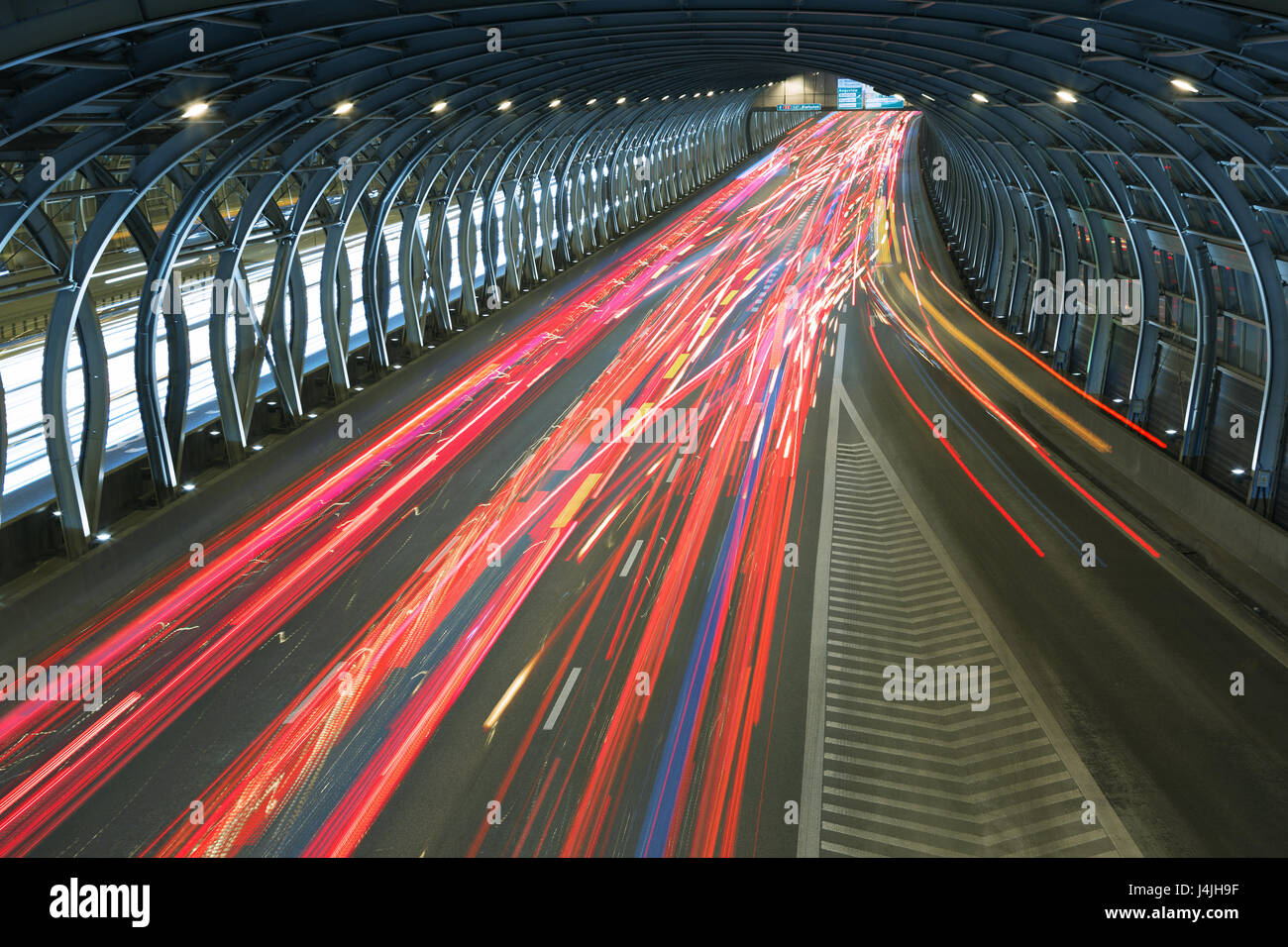 Líneas de velocidad de los vehículos en un moderno túnel Foto de stock