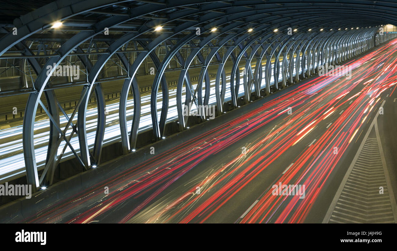 Líneas de velocidad de los vehículos en un moderno túnel Foto de stock