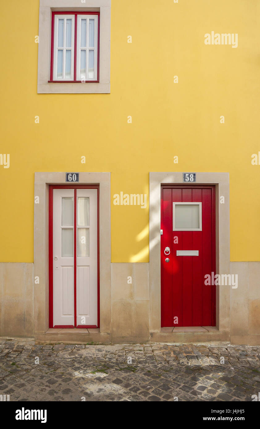 Casa Amarilla Con una puerta roja Fotografía de stock - Alamy