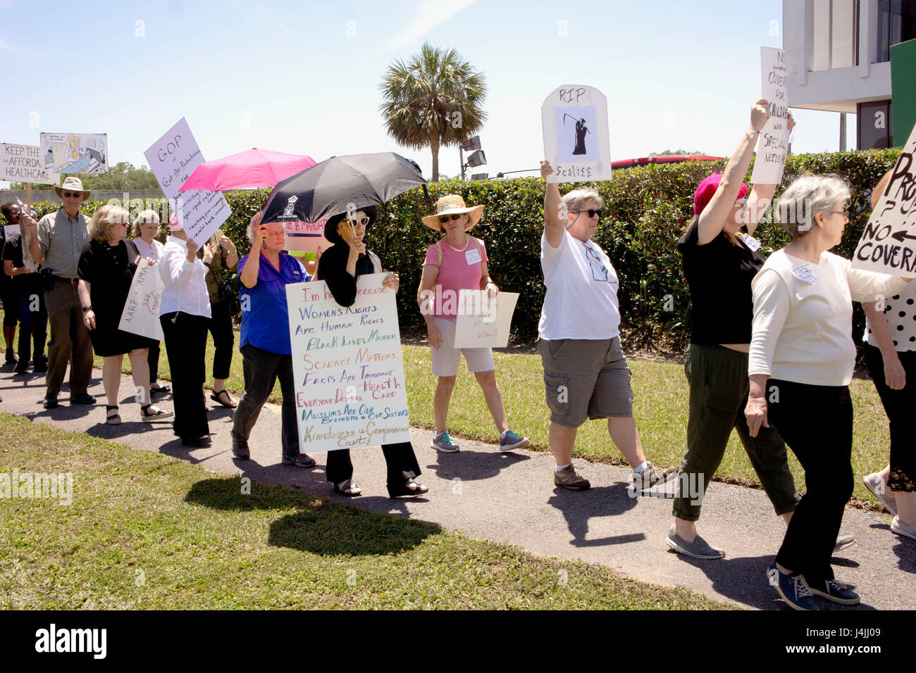 Salud manifestantes revison demostrar fuera del edificio de la oficina del representante de Louisiana en Nueva Orleans, Luisiana, Estados Unidos. El 8 de mayo de 2017. Foto de stock