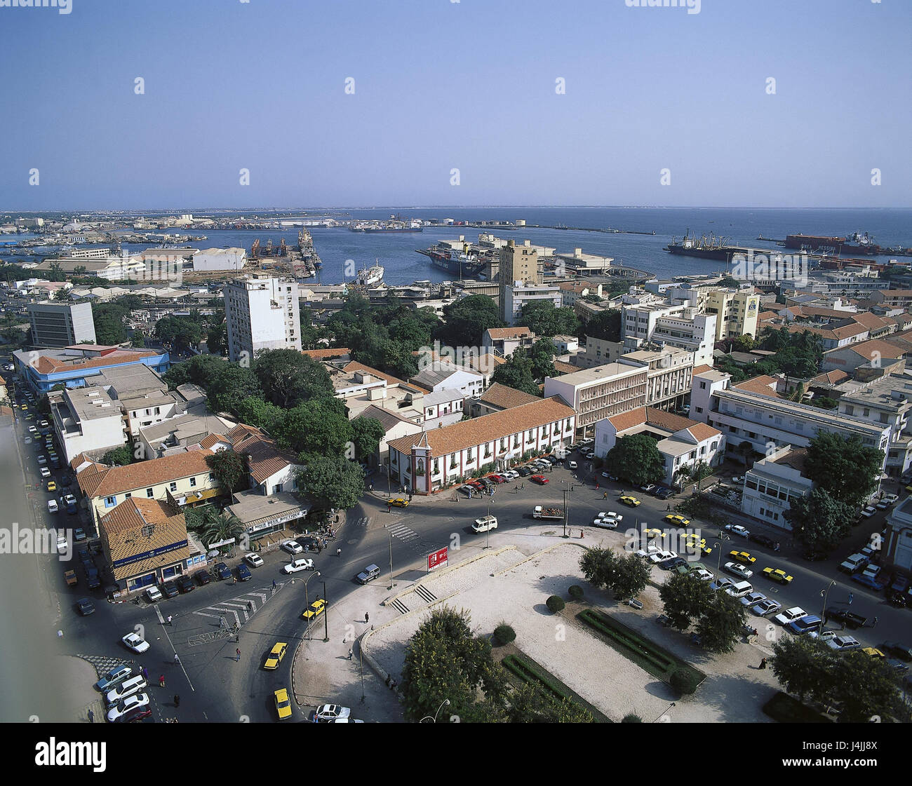 Senegal, Dakar, vista de la ciudad, la Plaza de la independencia, el puerto de la ciudad, capital, Puerto comercial, puerto naval, construcción de casas, el tráfico Foto de stock