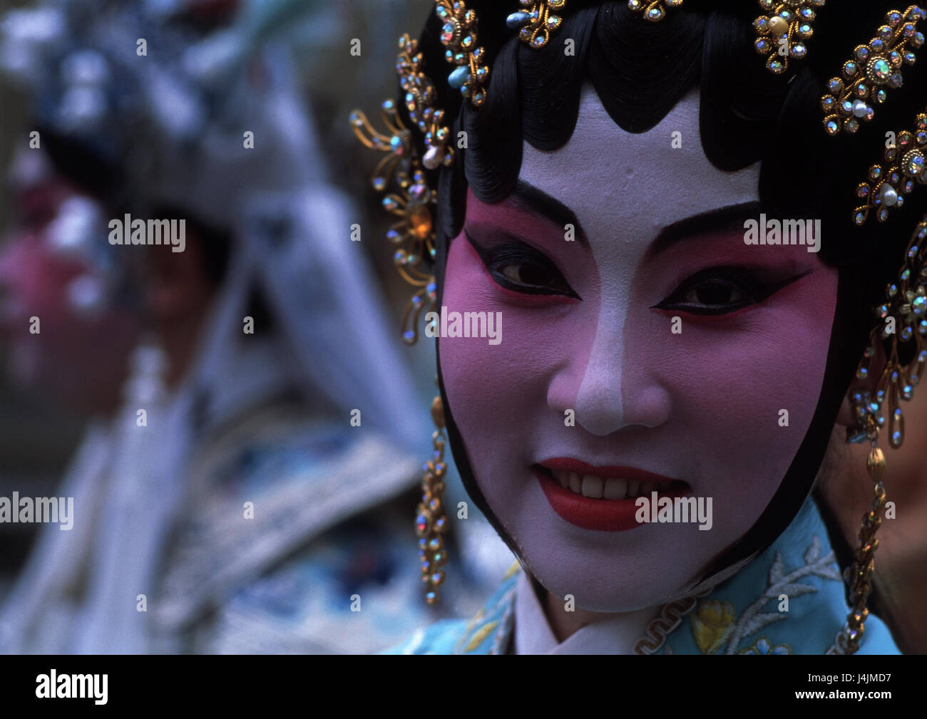 China, Shanghai, ópera, actor, retrato de vestuario, tocado, teatro,  tradicionalmente, arte popular, ropa, maquillaje, compone, cantante de ópera,  fuera, el folclore, la ópera de Pekín, mujer, Chino Fotografía de stock -  Alamy