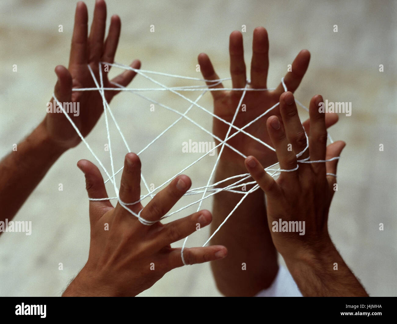 La gente, los detalles, las manos, los dedos, las manos, los hombres de  juego mano, hilo, red, juego, habilidad, destreza, talento, habilidad,  acceso directo Fotografía de stock - Alamy
