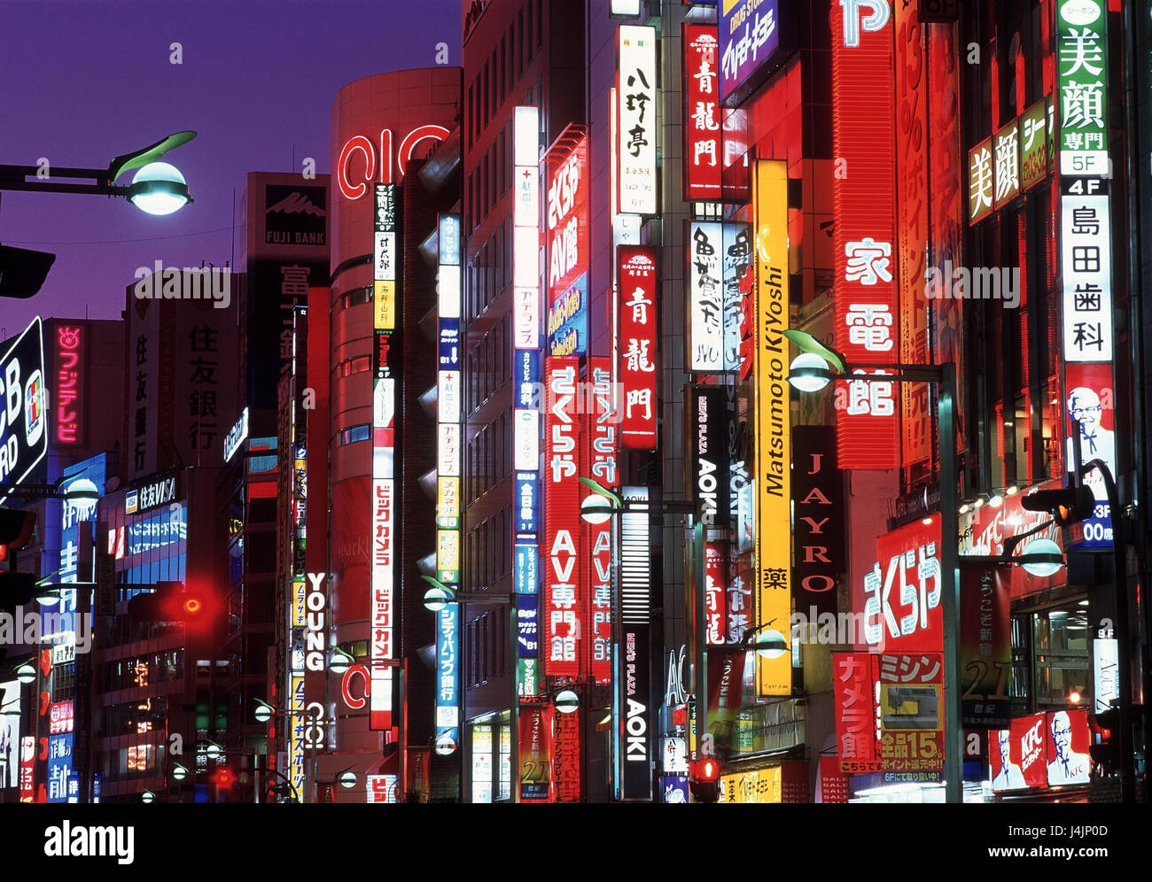 Japón, Tokio, Shinjuku, ver la ciudad, por la noche, las luces de neón de  Tokio, Honshu, capital, millones de ciudad, alto sube, Shinjuku-ku  Fotografía de stock - Alamy