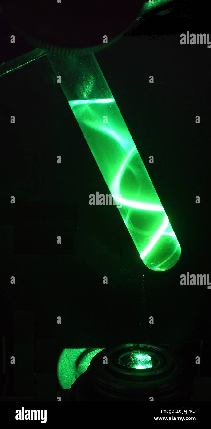 La reflexión total interna de un rayo láser. Rayo láser verde entrando en  un tubo de ensayo y sometidos a la reflexión interna total (TIR). La luz se  refleja totalmente por el