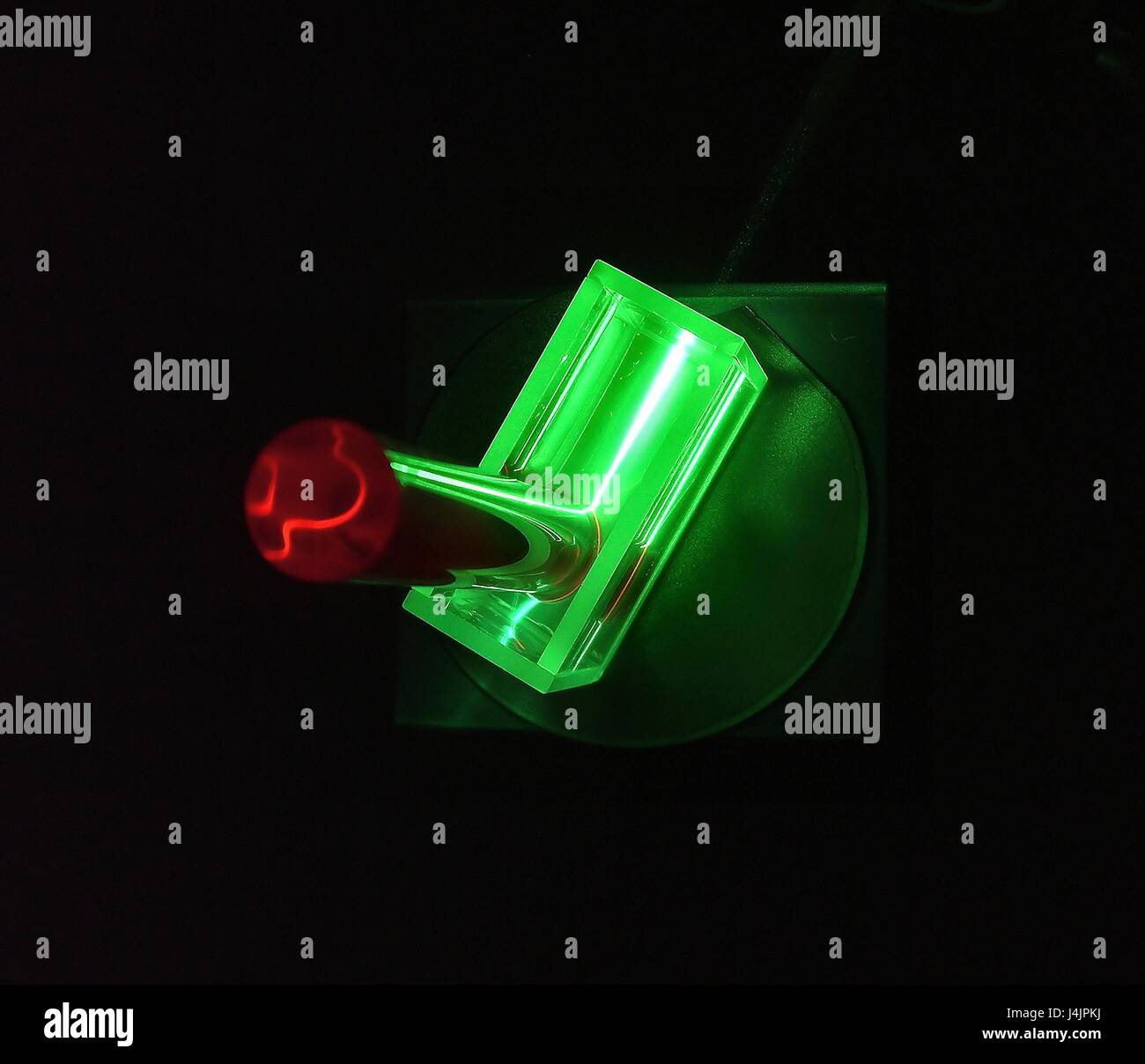 Láser de rubí y la varilla. Experimento con un rayo de láser verde se  utiliza para inducir la luminiscencia de color rojo en una varilla de rubí  artificial. El rayo láser también