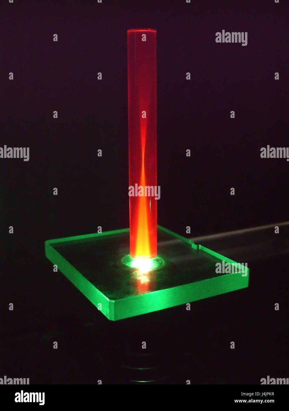 Láser de rubí y la varilla. Experimento con un rayo de láser verde se  utiliza para inducir la luminiscencia de color rojo en una varilla de rubí  artificial. Rubí sintético se usa