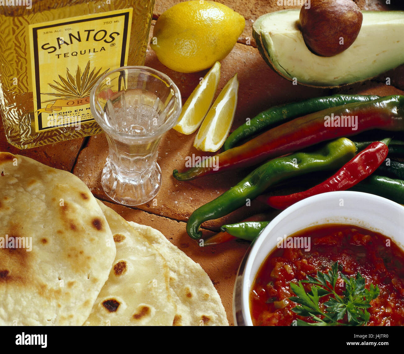 Las Tortillas, dip, ají, aguacate, rodajas de limón, tequila still life