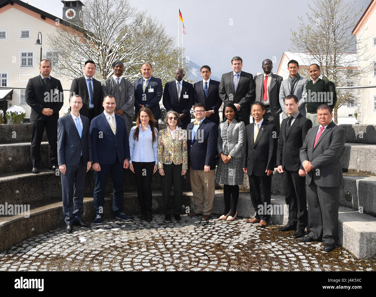 17 participantes de 12 naciones asisten a la lengua del socio Centro de Formación Curso de Perfeccionamiento del Idioma Inglés de Europa a partir del 5 de abril al 9 de mayo en el Centro Europeo George C. Marshall para Estudios de Seguridad de Garmisch-Partenkirchen (Alemania). (Foto del Centro Marshall por Karl-Heinz Wedhorn) Foto de stock