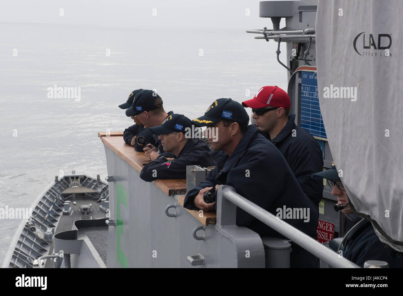 170510-N-MZ078-175 OCÉANO PACÍFICO (Mayo 10, 2016)- Comandante el Capitán Darren McPherson, desde Katy, Texas, y la tripulación supervisar una reposición en alta mar, a bordo de la clase Ticonderoga crucero de misiles guiados USS Lake Erie (CG 70). El lago Erie está actualmente en curso de implementación independiente a la 7ª y la 5ª Flota de EE.UU. áreas de operación en apoyo de operaciones de seguridad marítima y el teatro los esfuerzos de cooperación. (Ee.Uu. Navy photo by Mass Communication Specialist Seaman Lucas T. Hans/liberado) Foto de stock