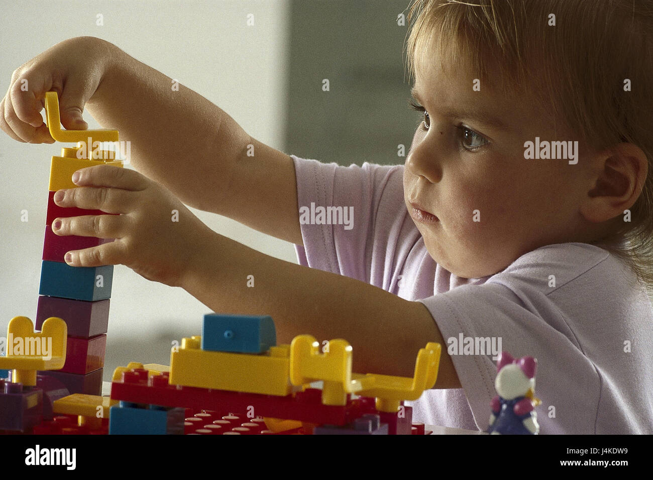 Bebe Ladrillos Lego Torre Construir Ancho De Via La Mortalidad Infantil La Infancia Las Ninas Jugar Componentes Juego Leospiel Concentrados Desarrollo Fase De Desarrollo De Forma Creativa Creatividad Dentro En Casa Fotografia
