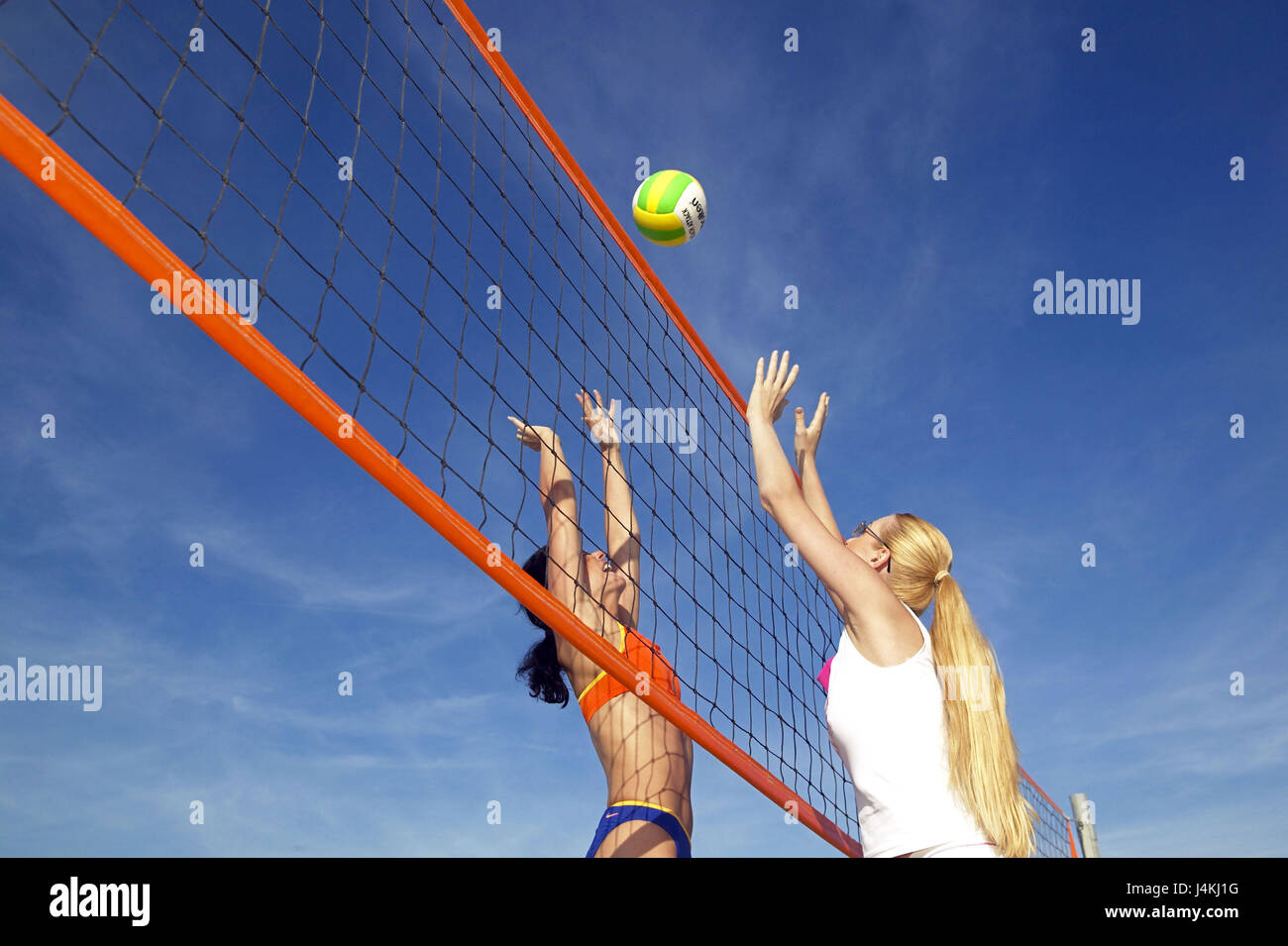 Beachvolleyball, mujeres, red, escena de juego 20-30 años, jóvenes,  deportistas, ropa informal, sport, sportily bola, deporte, juegos de pelota,  un deporte de equipo, pelota, voleibol, golpear, disparar, jugar, juego,  tiempo libre, hobby,