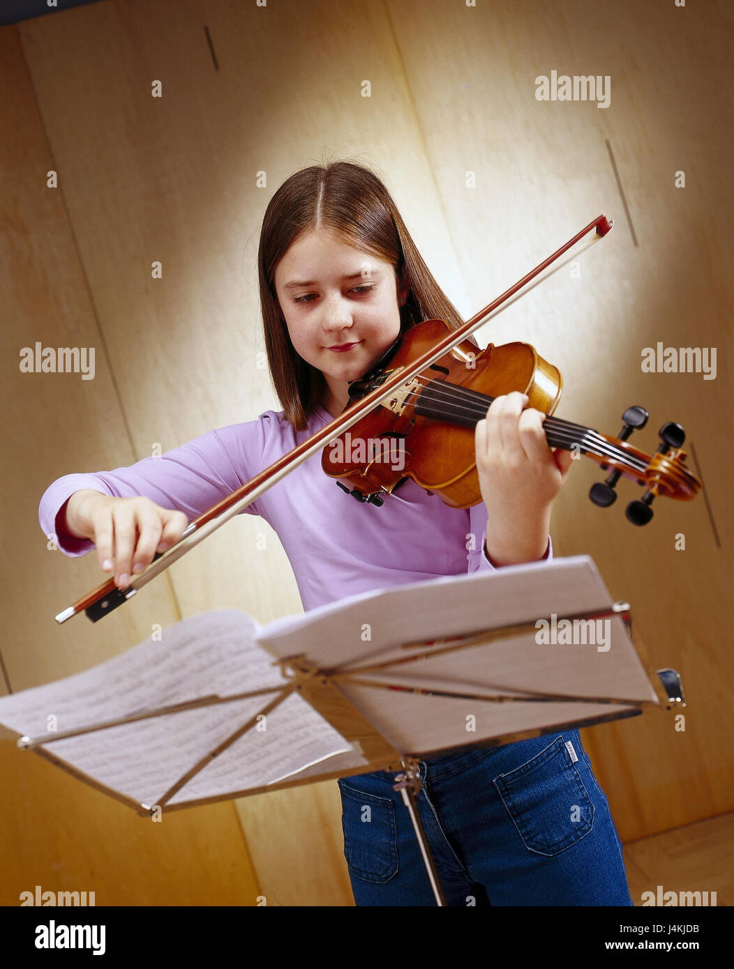 niñas, el violín, juego, la música está dentro, niño, violinista, instrumento musical, violín, piano, guitarra, música, practicar música, tiempo libre, hobby aprender de stock - Alamy