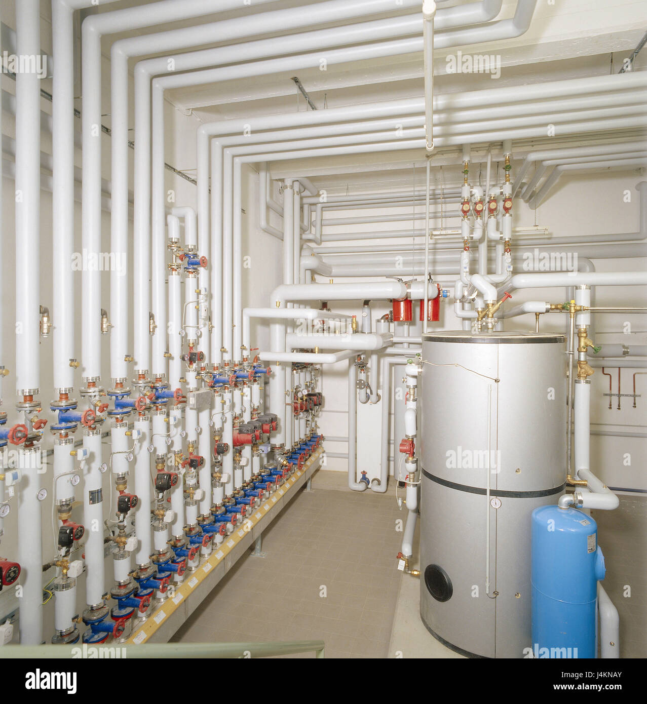 Calentador De Agua Caliente Por Caldera Fotos e Imágenes de stock - Alamy
