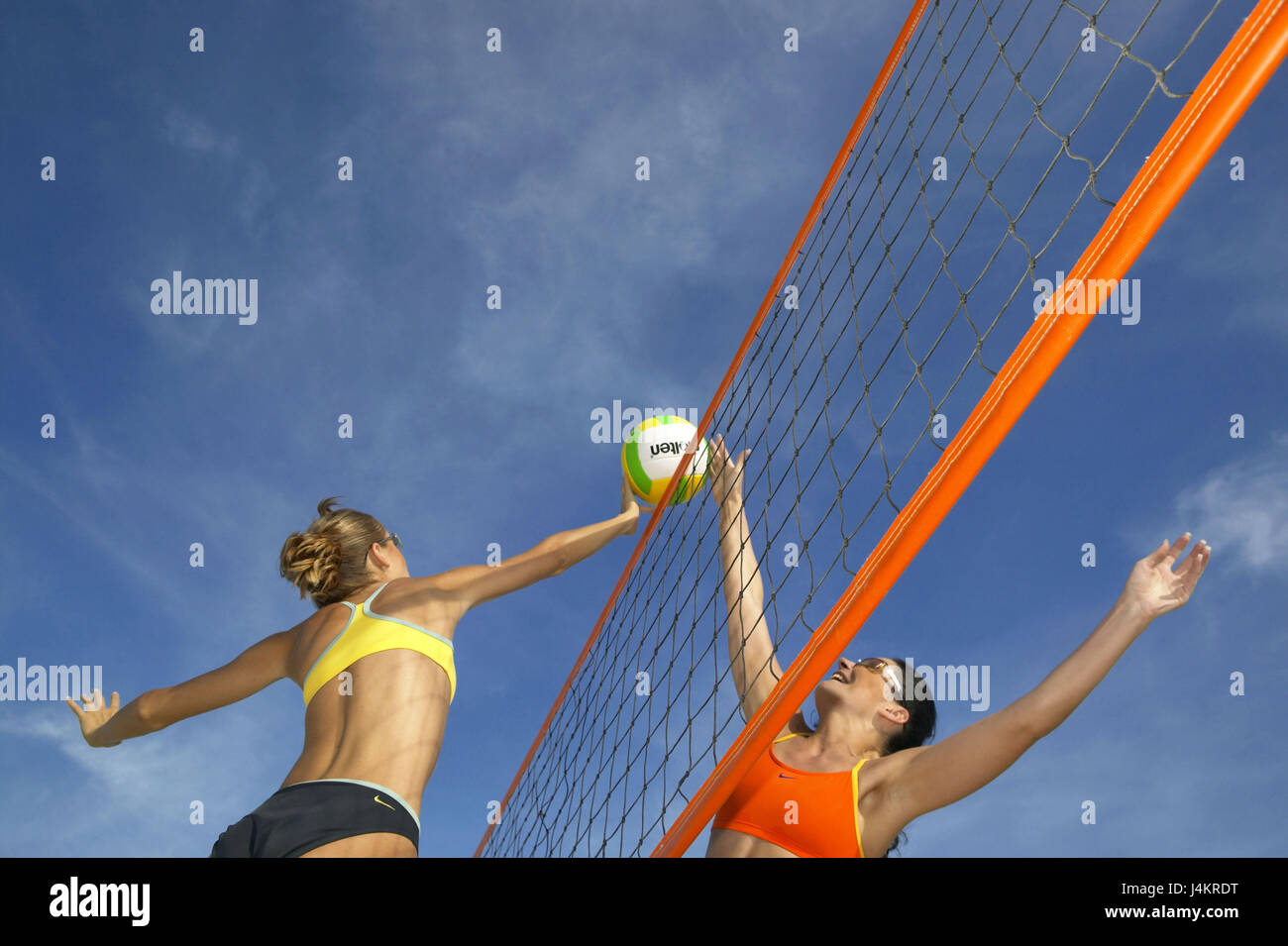 Beachvolleyball, mujeres, red juego escena , 20-30 años, jóvenes,  deportistas, ropa informal, sport, sportily bola, deporte, juegos de  pelota, un deporte de equipo, pelota, voleibol, reunirse, disparar, jugar,  juego, tiempo libre, hobby,