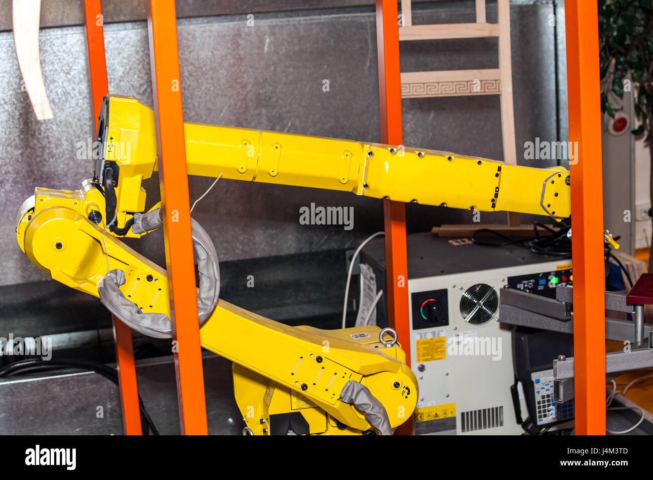 La mano del robot industrial en la fábrica Foto de stock