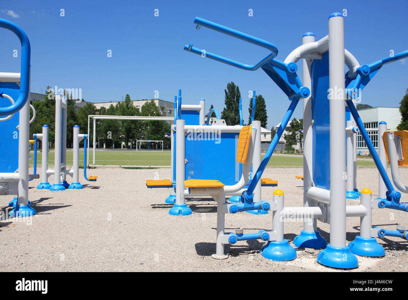 Nuevo y moderno equipo de ejercicio al aire libre bajo un cielo azul Foto de stock