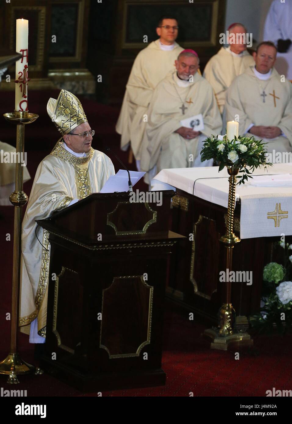El celebrante principal, Cardenal Angelo Amato, habla durante la primera beatificación en Irlanda, don John Sullivan SJ en Gardiner Street, Iglesia en Dublín. Foto de stock