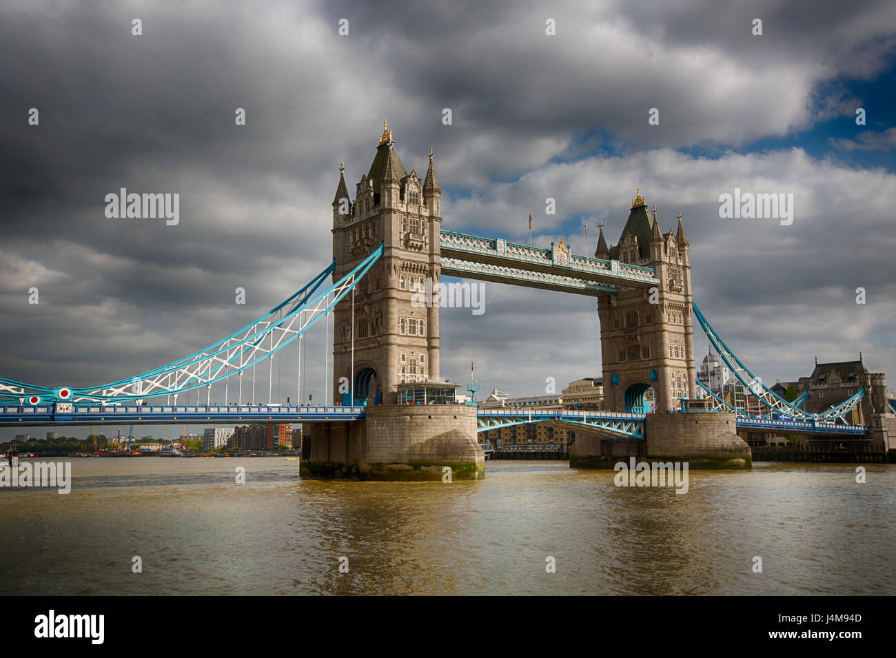 Vista diurna del lado oeste del puente de la torre, Londres, Inglaterra, Reino Unido desde el lado norte del río Támesis, mirando al oriente. Imagen HDR de 3 exposu Foto de stock