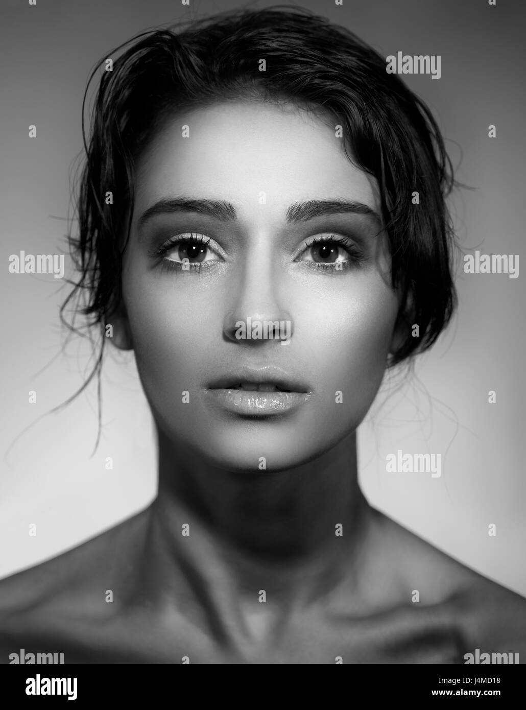 Belleza Artistica Retrato De Una Joven Mujer Bonita Cara Con Pelo Corto Moreno Expresivo Fotografia En Blanco Y Negro Fotografia De Stock Alamy