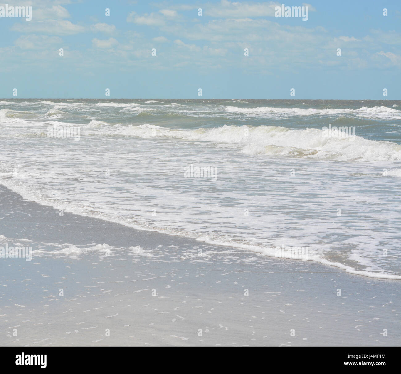Surf áspero en Indian Rocks Beach, en el Golfo de México en Florida. Foto de stock