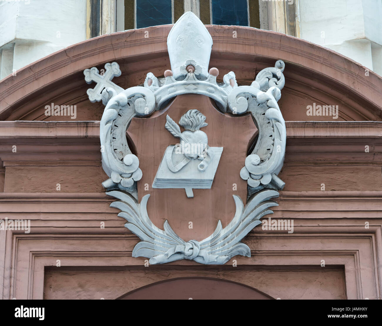 Arquitectura sacra maltés. Escultura ornamental en un arco de la puerta en la Valeta, Malta Foto de stock
