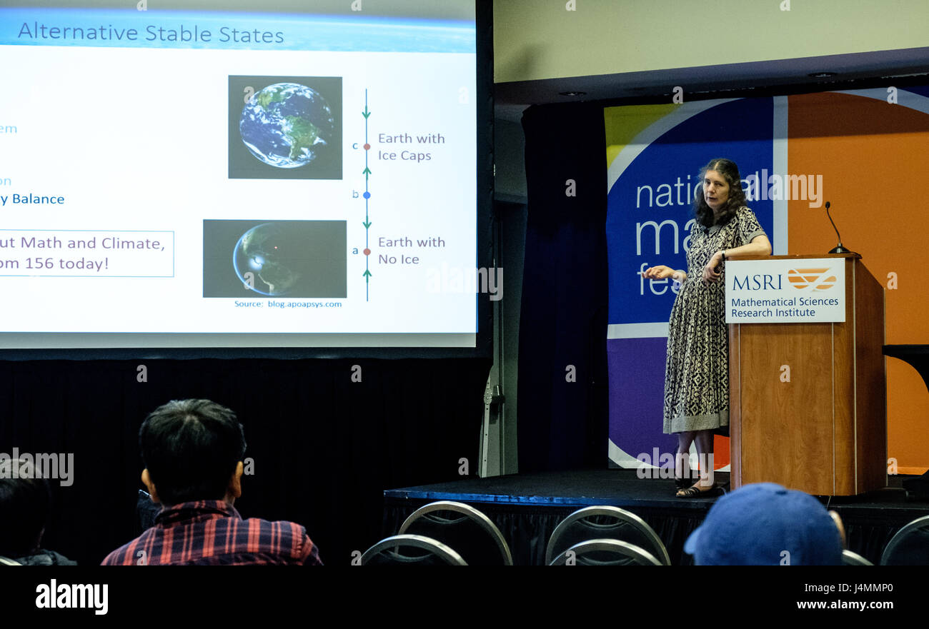 La profesora Mary Lou Zeeman hablando en 'Math, puntos de inflexión, y el Planeta Tierra" en el Festival Nacional de Matemáticas, Washington DC, Estados Unidos, 22 de abril de 2017. Foto de stock