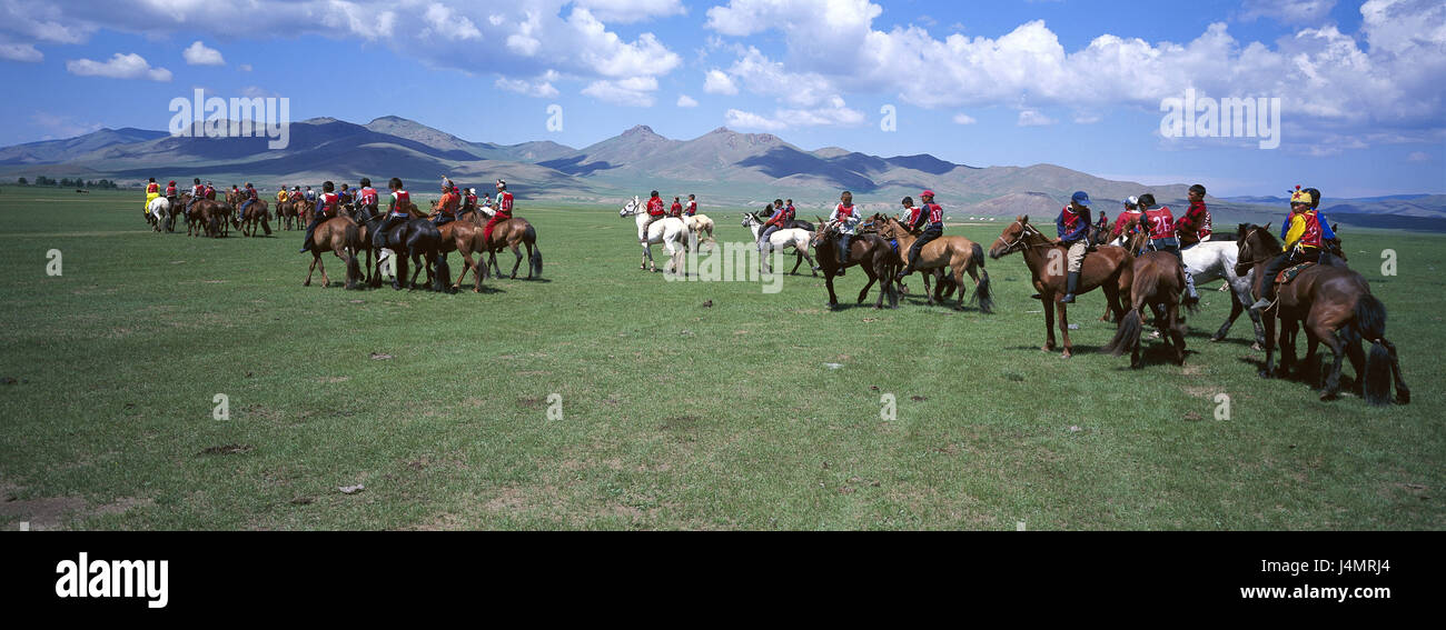 Mongolia, provincia de Övörhangay, fiesta de Naadam, purga de ningún modelo de liberación en Asia Central, el paisaje de montaña, paisaje, pradera, lugareños, mongoles, equitación, paseo, fiesta, Staatsnaadam, la carrera de caballos, tradición, tradiciones, verano Foto de stock