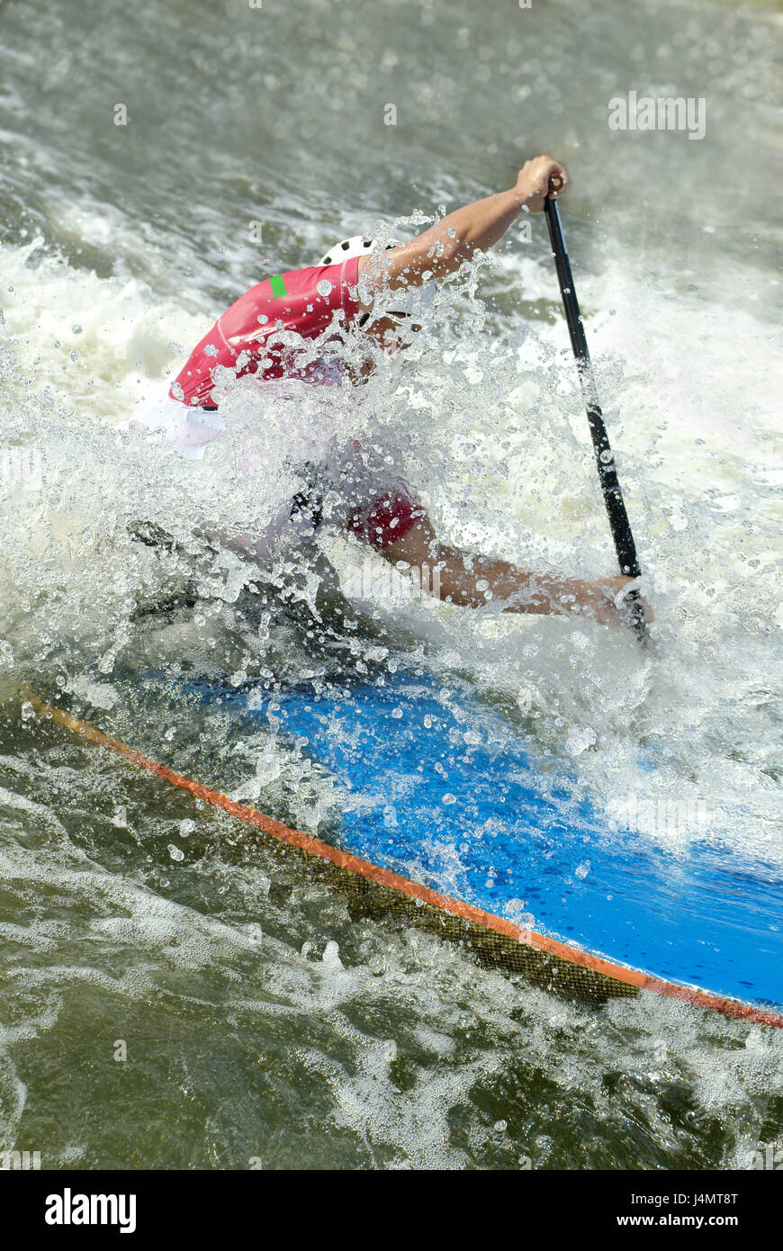 Los torrentes, kayakists, detalle arroyo de montaña, ríos, aguas, hombre, kayak, remo, remo, kayak kayakist boot, conducción, piragüismo, deportes de agua, el deporte, el deporte extremo, agua blanca, deporte divertido deporte, actividad, habilidad, destreza, riesgo, aventura, peligro, peligrosamente, la acción, la valentía, la fuerza, la CEPA, el tiempo de ocio, hobby Foto de stock