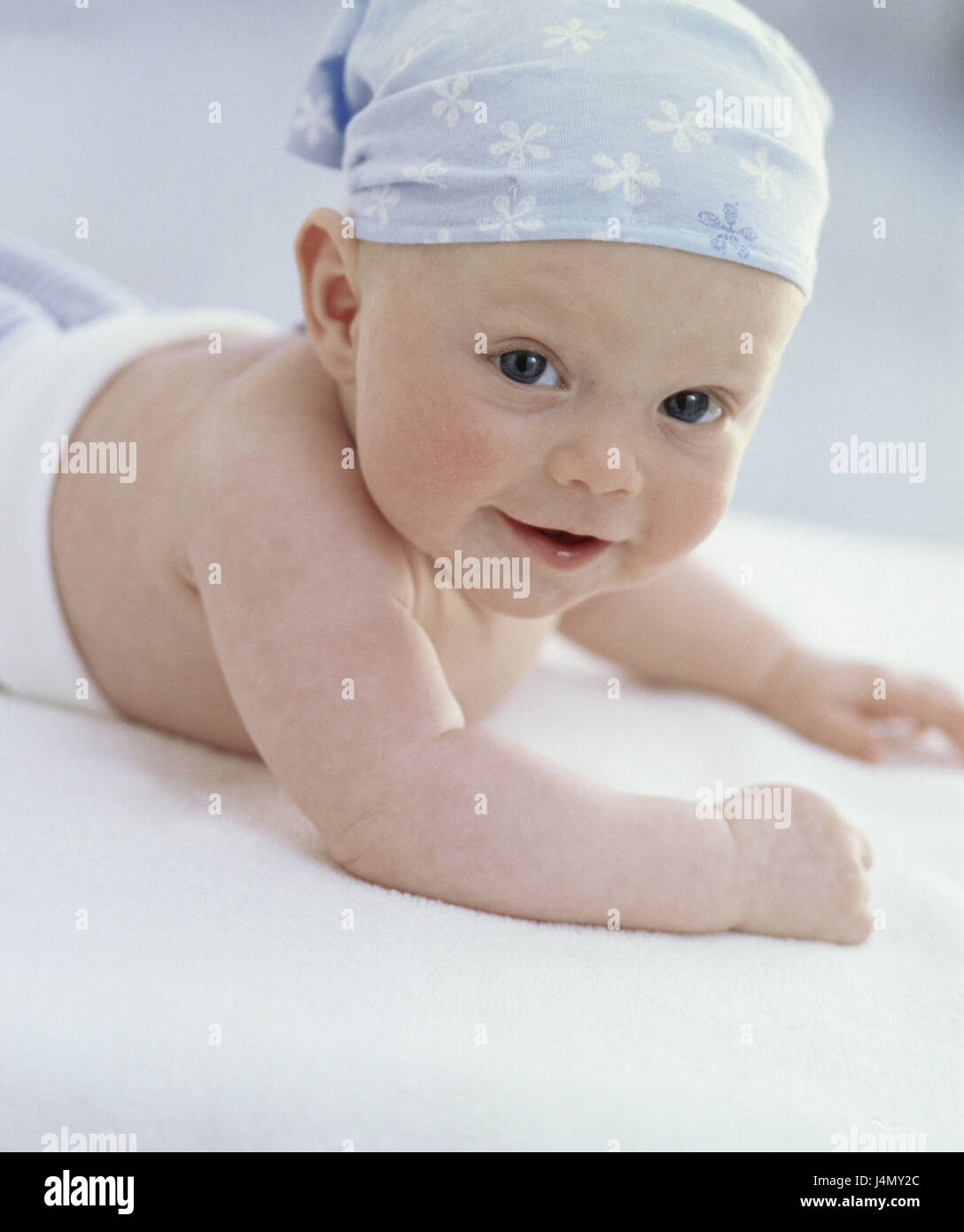 Bebé, mentira, gorras, pañuelo en la cabeza, la mitad vertical, cámara de  vista, pequeño, niño de 5 meses, el bebé, el color de ojos azules, de  posición abdominal, elevación de la cabeza,