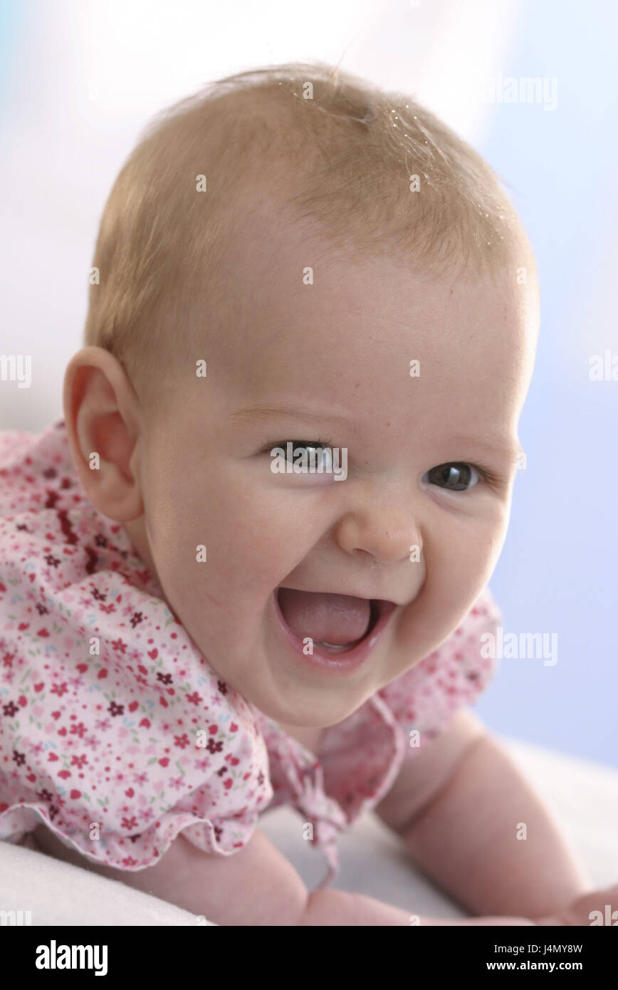 Bebe Mentira Reir Retrato Camara De Vista Pequeno Nino De 6 Meses El Bebe Rubio Chicas Vestir Posicion Abdominal Elevacion De La Cabeza Brillantemente Con Cuidado Interes Curiosidad Dentro De La Concepcion