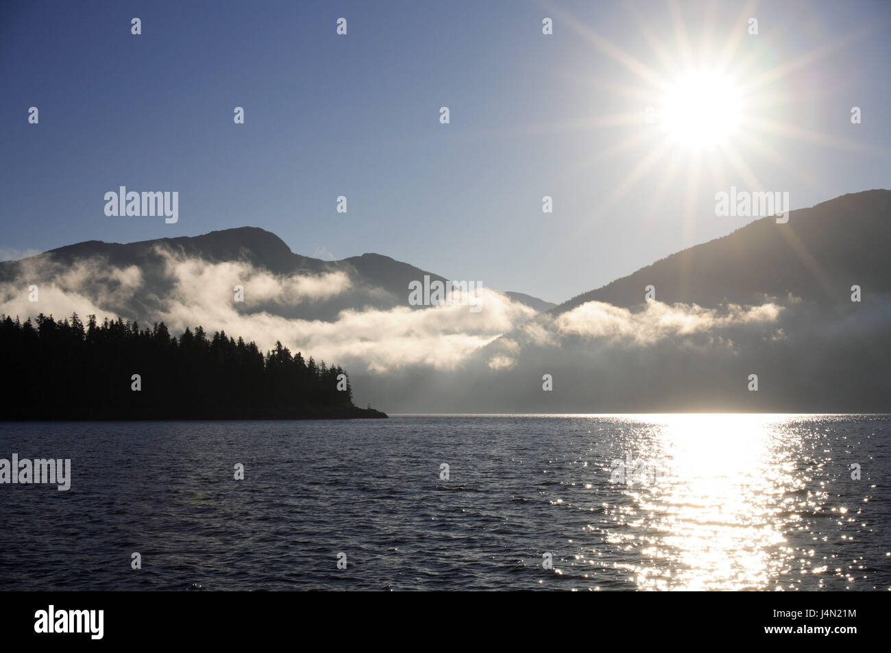 Canadá, Columbia Británica, Great-Bear-selva, paisajes costeros, mar, nubes, luz trasera, Foto de stock