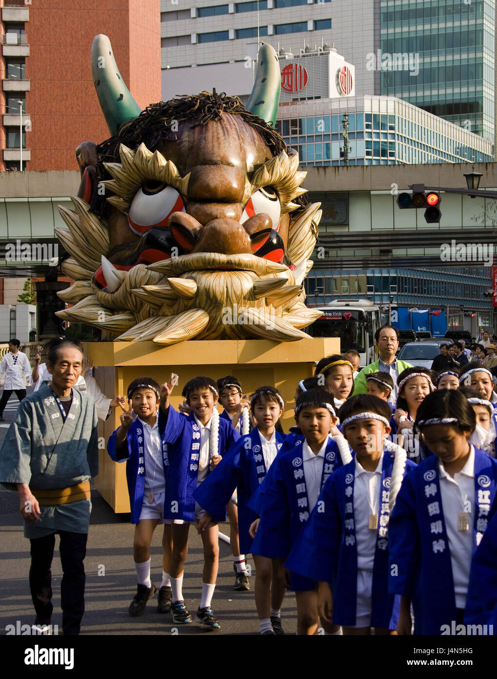 Japón, Tokio, festival Kanda Miyojin guardar, Nihonbashi, procesión, colegial, santuario, llevar Foto de stock