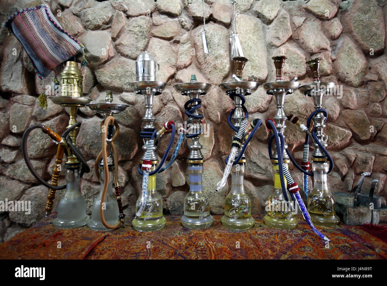 El Oriente Medio, Jordania, Petra, bar interior, silbatos, agua Foto de stock