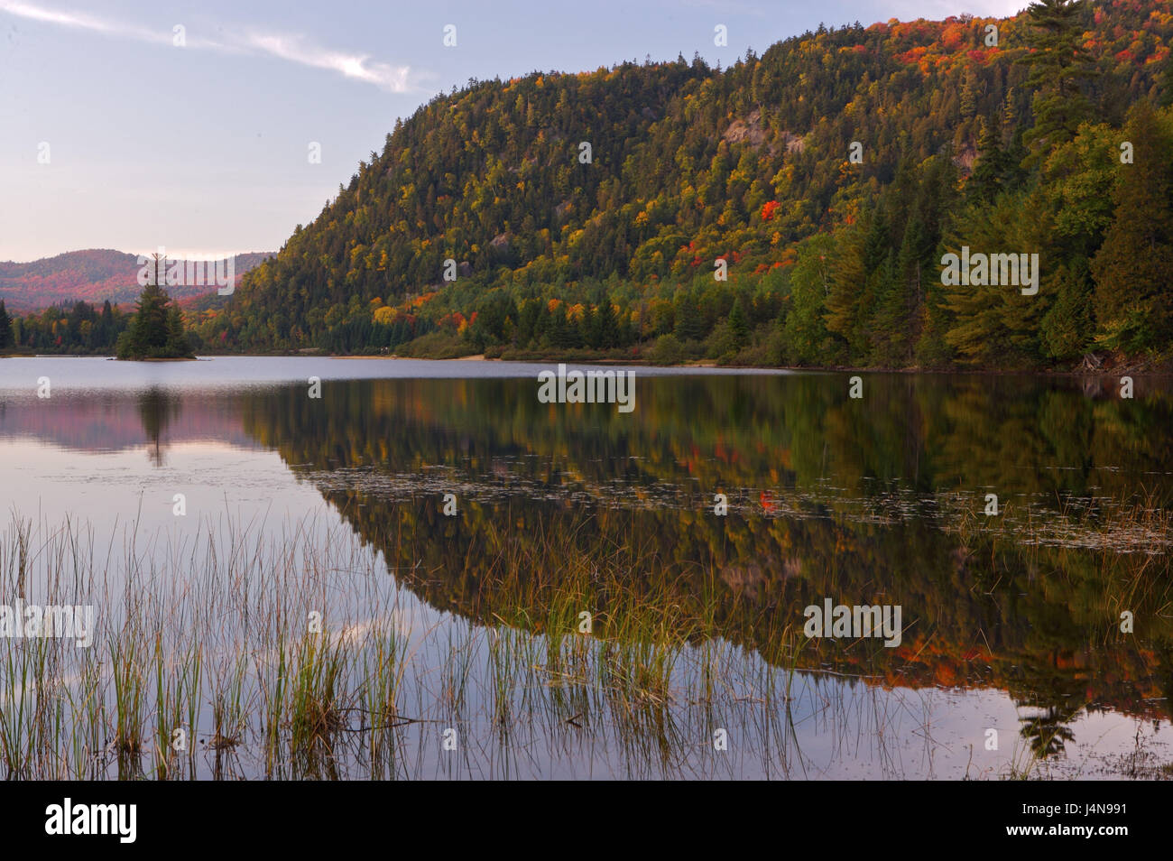 Lac Monroe, parque nacional Mont Tremblant, Laurentides, Canadá Foto de stock