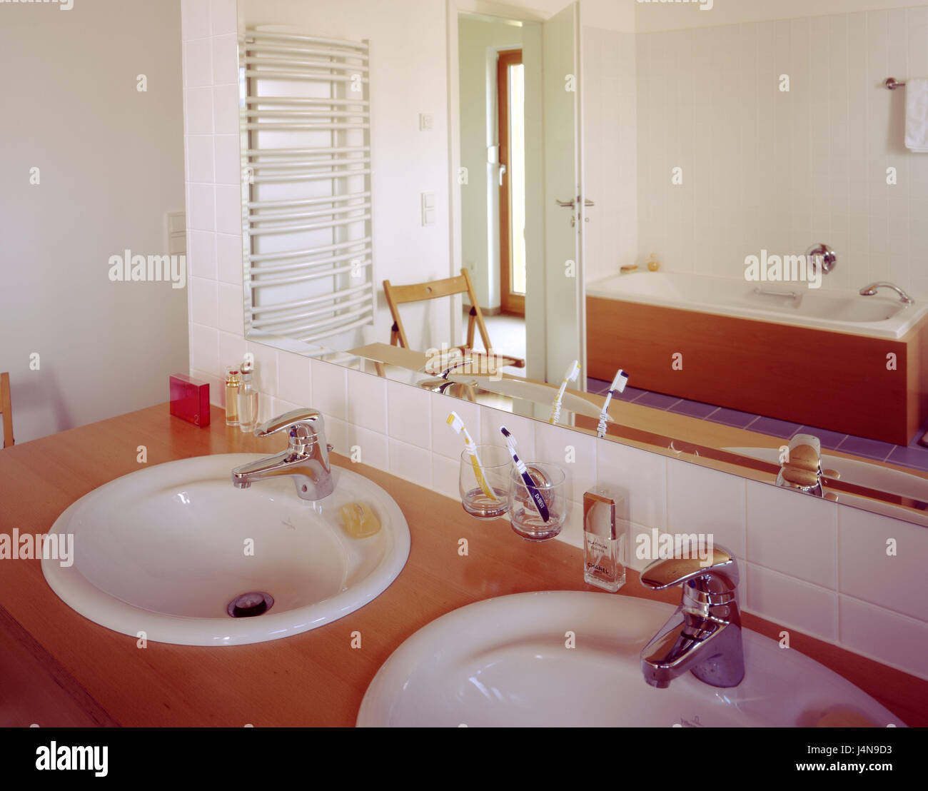 Cuarto de baño, lavabos, detalle, baño, diseño residencial decoracion  interior, Shot, estilo de vida, diseño, lavabo, dos, reflector Fotografía  de stock - Alamy