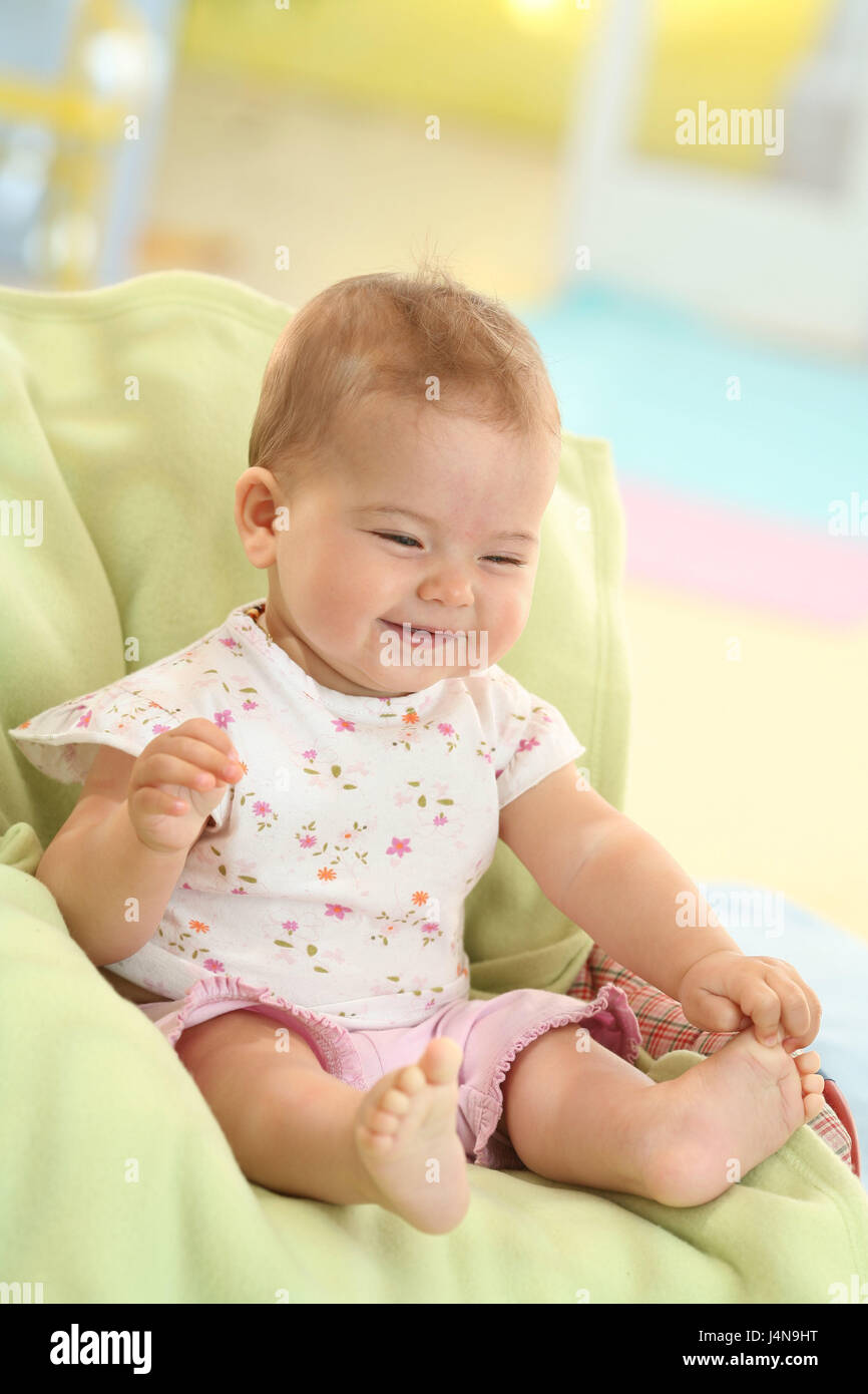 Bebe De 5 Meses Sonreir Sentarse Modelo Liberado Gente Nino Bebe Vestidos Interiores Reir Jugar Facial Nina Sentarse Verano Veraniego De Todo El Cuerpo Descalzos Fotografia De Stock Alamy