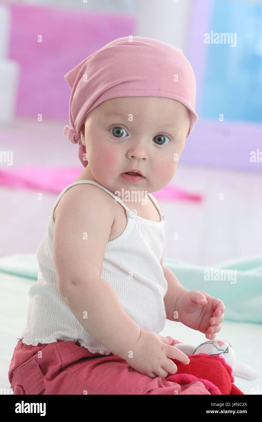 Bebé de 7 pañuelo en la cabeza, sentarse, retrato Fotografía de stock - Alamy
