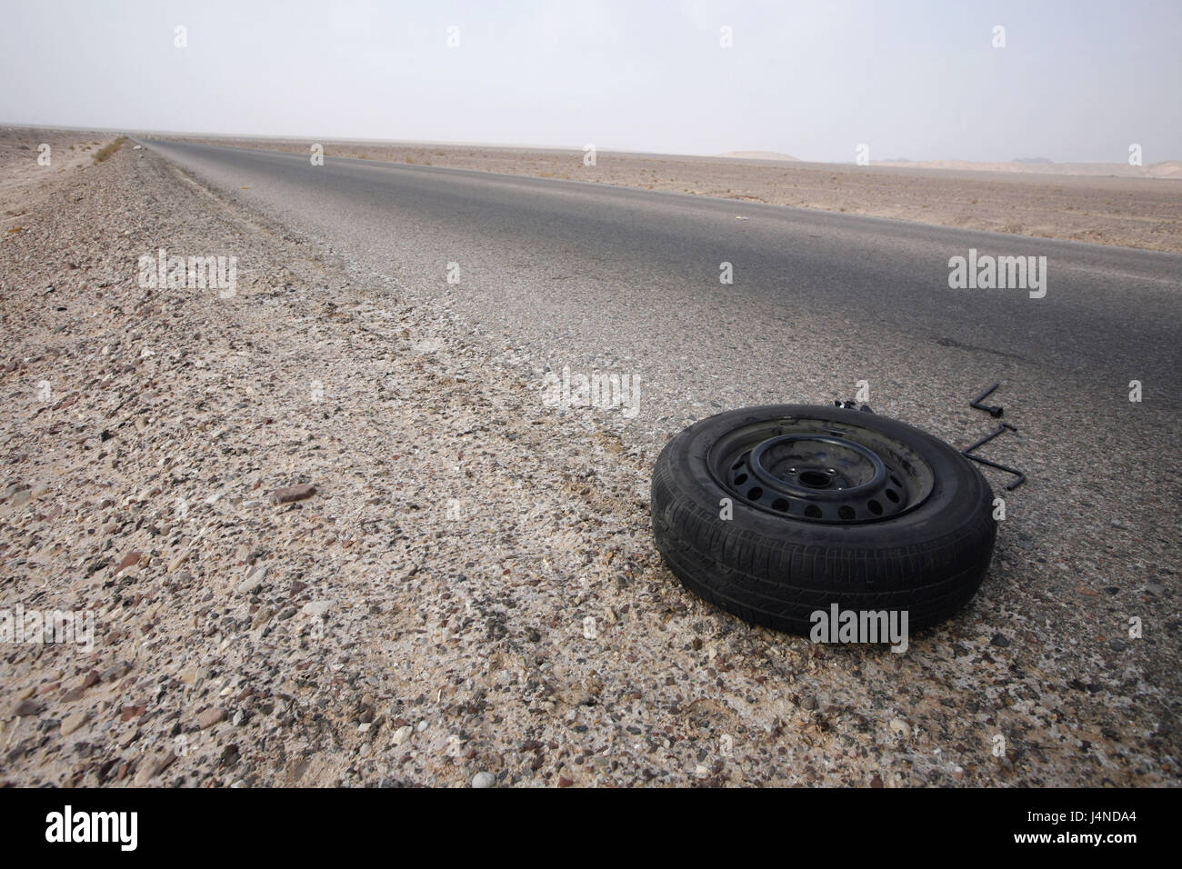 El Oriente Medio, Jordania, cerca de Petra, carreteras, automóviles, neumáticos Foto de stock