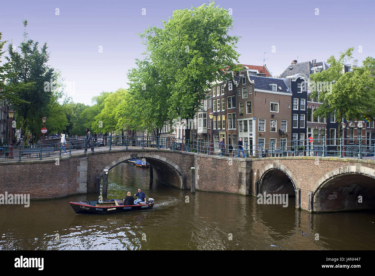 Los Países Bajos, Nordholland, Amsterdam, Keizersgracht, canales, puentes, peatones, inicio Foto de stock