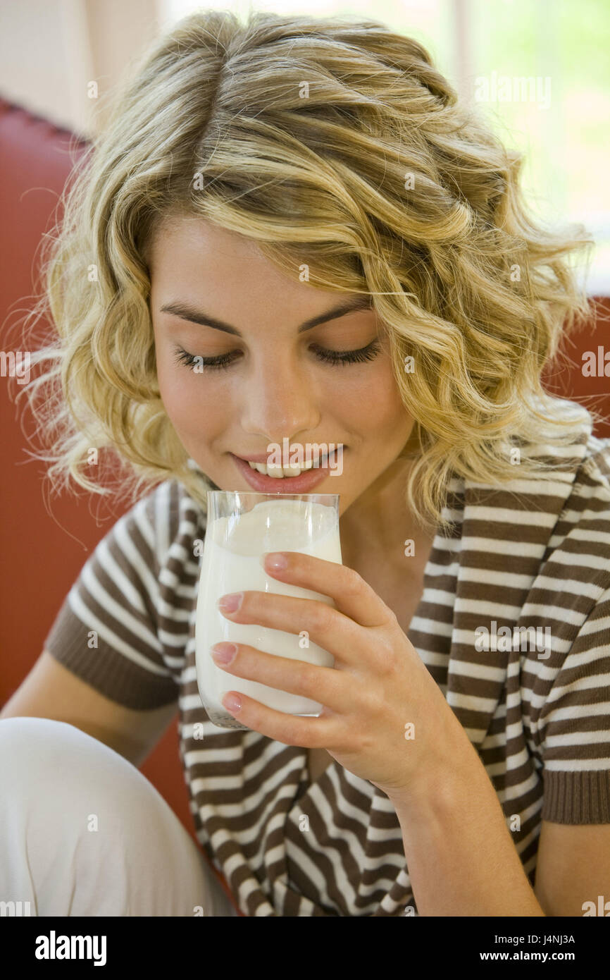 Sofá, mujer, leche, bebidas, retrato, Foto de stock