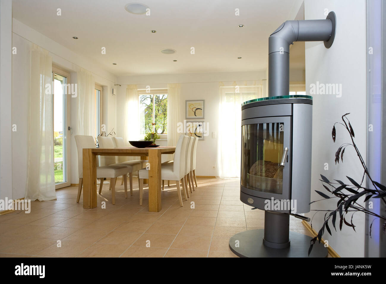 Vivir cuadrados, mesa de comedor, el sueco es el horno Fotografía de stock  - Alamy