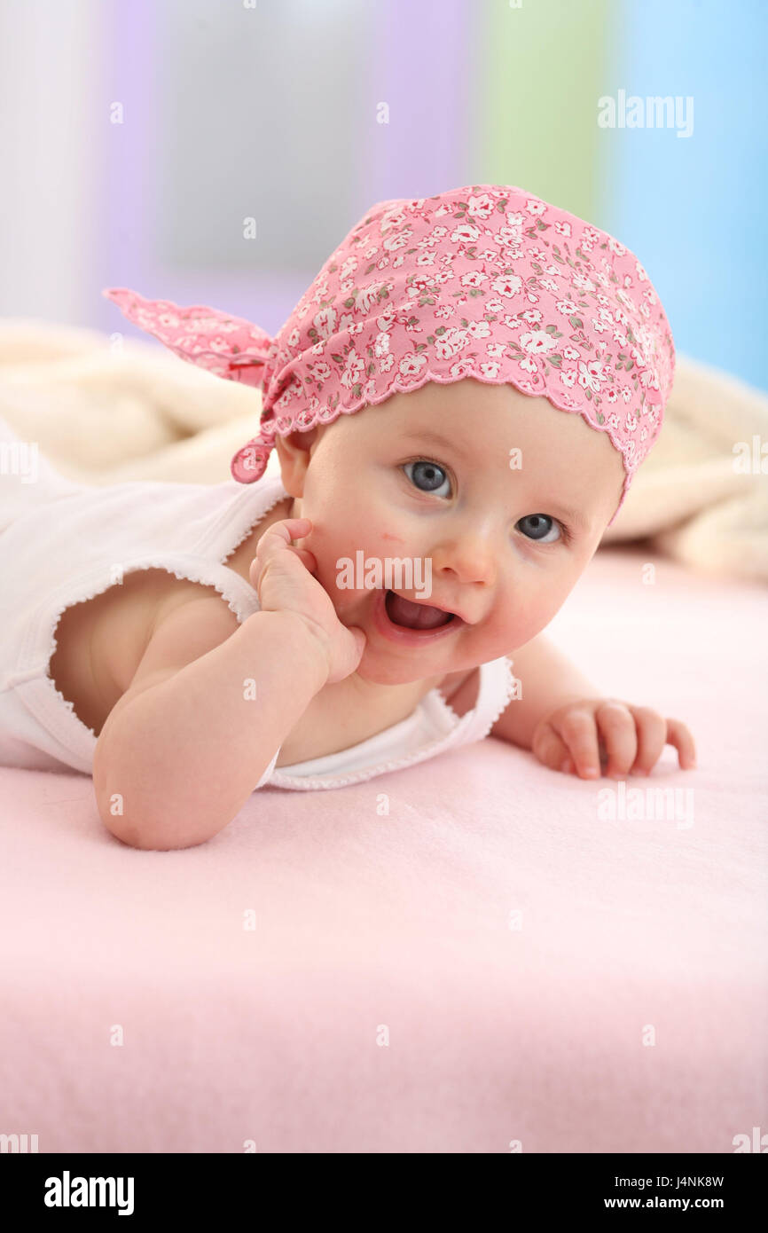 Bebe Nina De 5 Meses Posicion Abdominal Ver La Camara Sonrisa Retrato Modelo Liberado No Libremente Por Titulo De Revista Mk Rb Personas Infantil Vestidos Veraniego Sombrereria Velo Rosa El Abdomen La Mentira