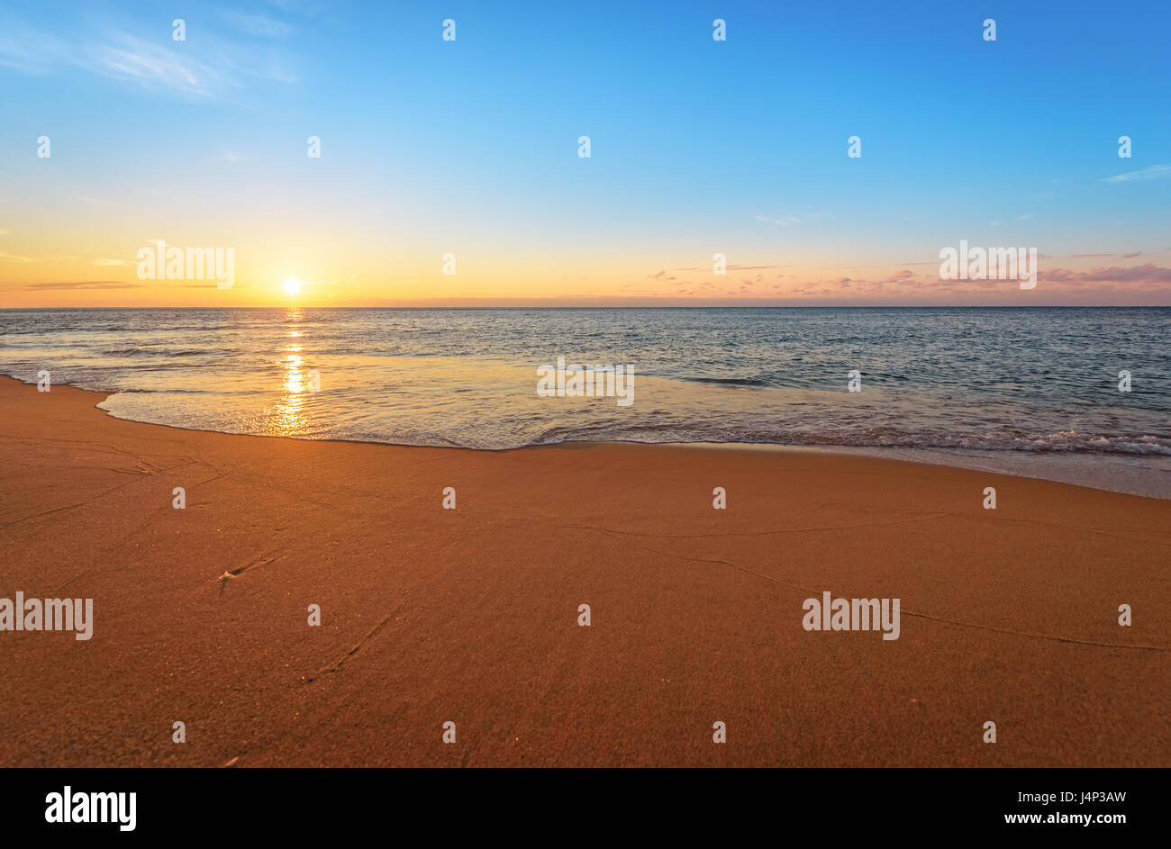 Con preciosas vistas al mar en la mañana. Golden Sands. Foto de stock
