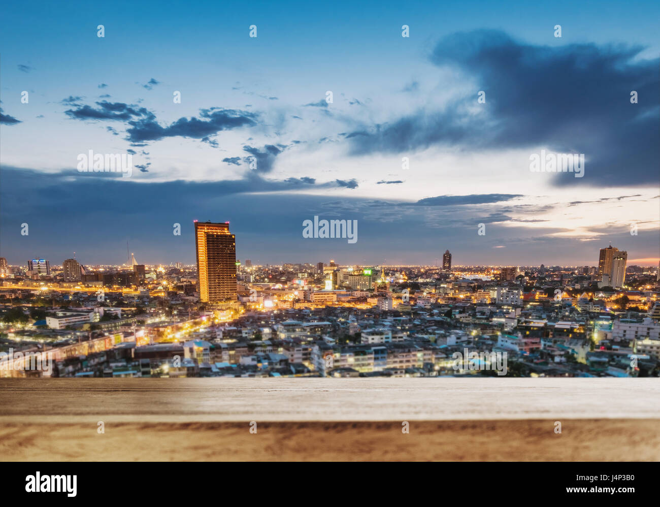 Terraza vista al paisaje urbano de la ciudad de Bangkok por la noche Foto de stock